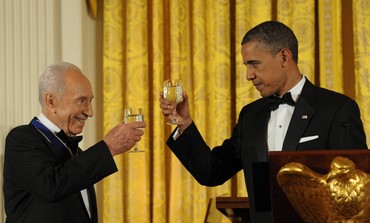 Barack Obama toats with Shimon Peres. Credit Reuters