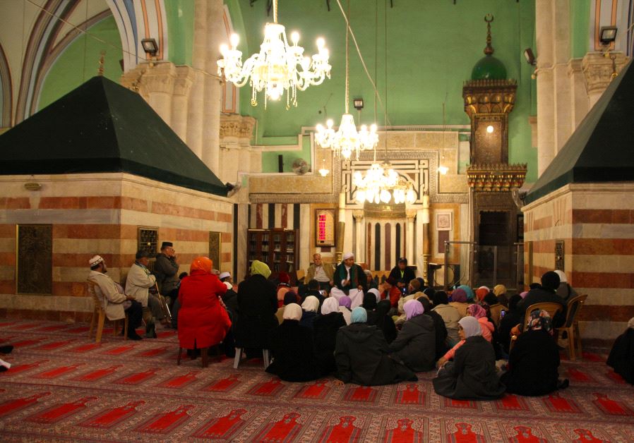  Muslim worshippers at the Ibrahimi mosque at the Cave of the Patriarchs, Hebron (Tovah Lazaroff)