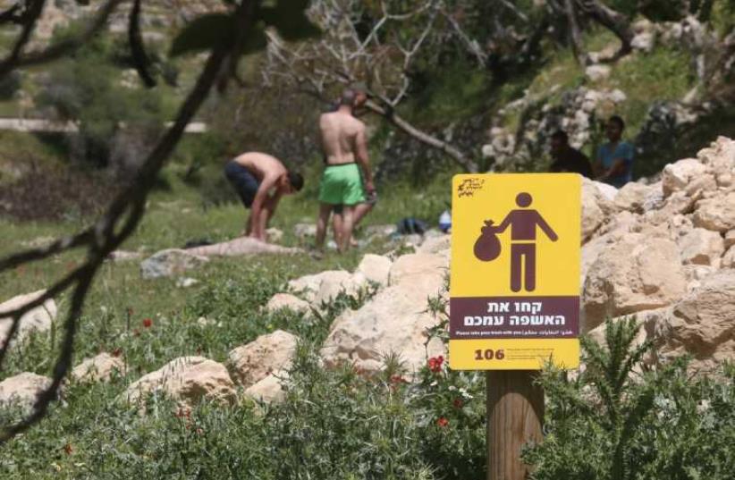 A SIGN admonishes people to clean up their litter in a public park (photo credit: MARC ISRAEL SELLEM)