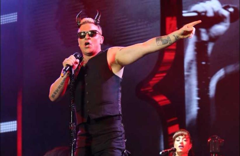 Robbie Williams performs in Park Hayarkon  (photo credit: DAVID BRINN)