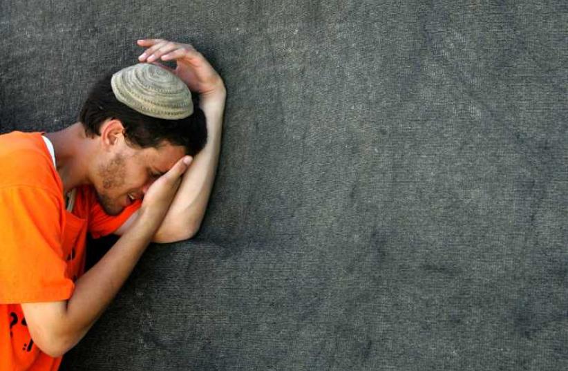 An Israeli opponent of Israel's disengagement plan from Gaza mourns before evacuation in the Jewish Gaza Strip settlement of Kfar Darom (photo credit: REUTERS)