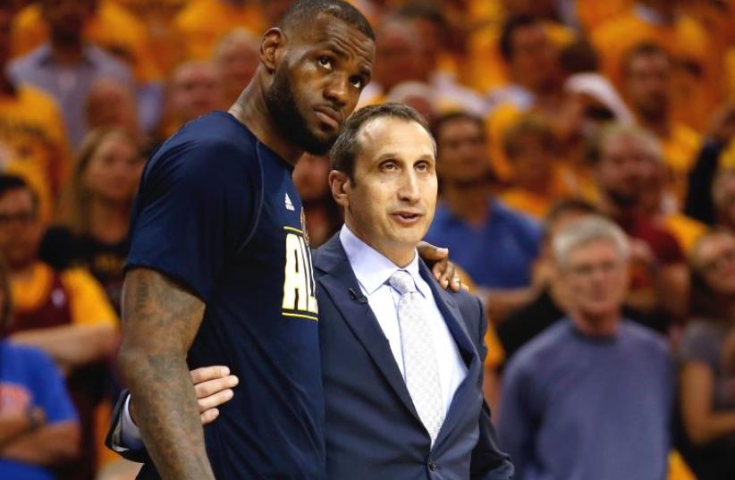 LeBron James and David Blatt (photo credit: GREGORY SHAMUS / GETTY IMAGES NORTH AMERICA / AFP)