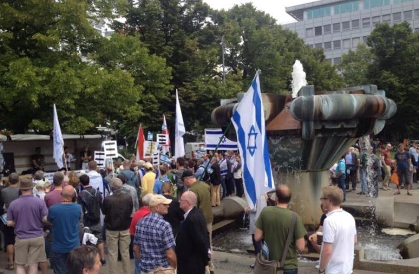 Pro-Israel rally against al-Quds day in Berlin, July 11, 2015. (photo credit: CAROLA BASELER)