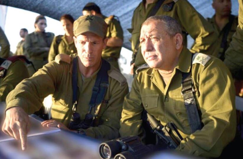 Chief of Staff Gadi Eizenkot observes an exercise by Armored Brigade 401 (photo credit: IDF SPOKESMAN’S UNIT)