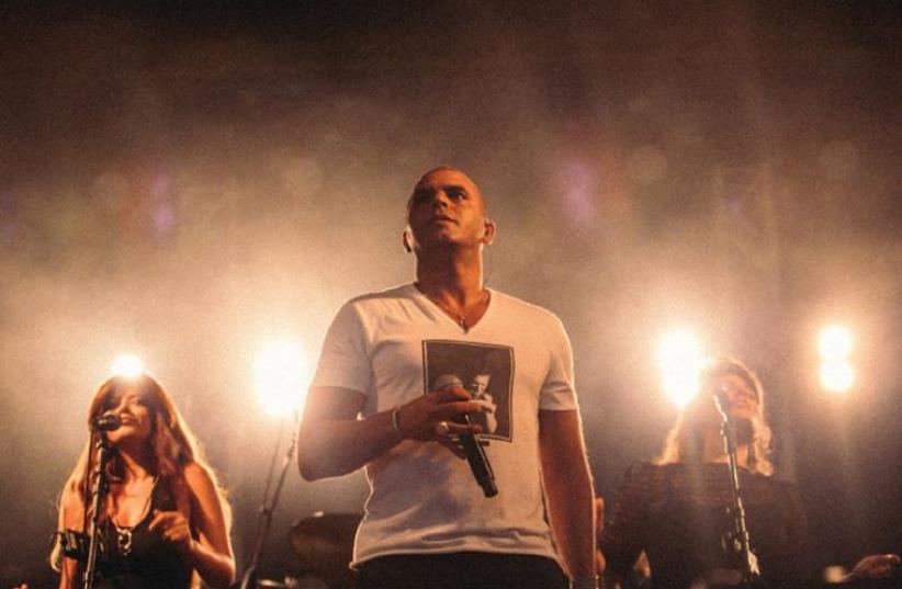Eyal Golan performs for new IDF recruits in Bat Yam. (photo credit: Courtesy)