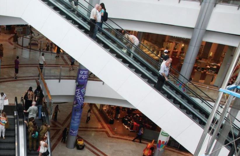 The White City’s Azrieli Mall (photo credit: MARC ISRAEL SELLEM/THE JERUSALEM POST)