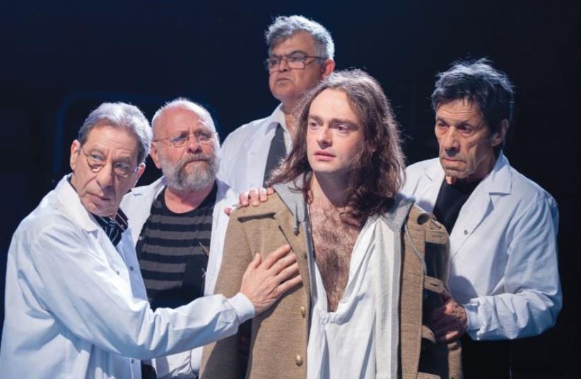 ALEX KROLL (center) as the tortured mental patient Oedipus in ‘Oedipus – a Case Study' (photo credit: GERARD ALON)