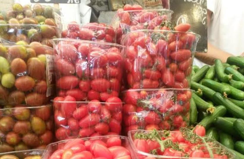 Vegetables: cucumbers and tomatoes (photo credit: AMY SPIRO)