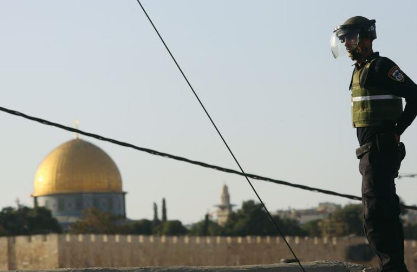 Border policeman in Jerusalem (photo credit: MARC ISRAEL SELLEM/THE JERUSALEM POST)