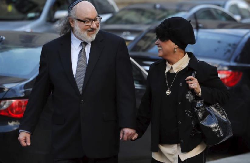 Convicted Israeli spy Jonathan Pollard departs US District court after a hearing with his wife Elaine in the Manhattan borough of New York December 14, 2015. (photo credit: LUCAS JACKSON / REUTERS)