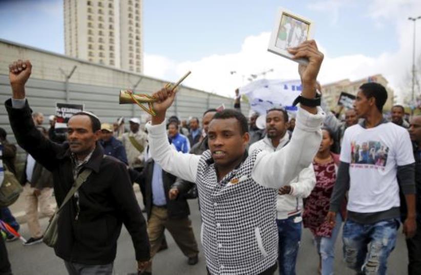 Israelis of Ethiopian descent take part in a protest in Jerusalem calling on gov't to bring the remaining members of their community living in Ethiopia, known as Falash Mura to settle in Israel, March 20, 2016.  (photo credit: REUTERS)