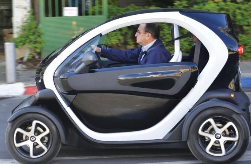 TEL AVIV Mayor Ron Huldai takes a Car2Go car for a spin. (photo credit: ISRAEL MALOVNY/TEL AVIV MUNICIPALITY)