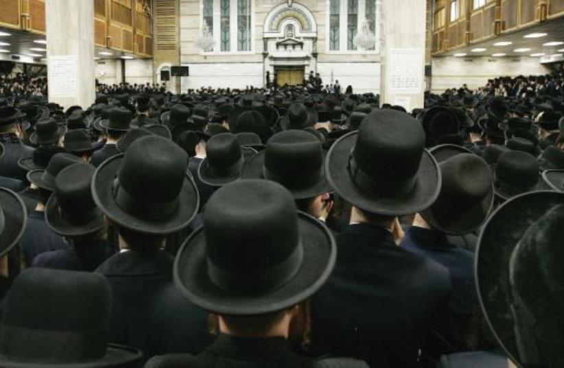 Satmar Hasidim in the Yetev Lev D’Satmar synagogue in the town of Kiryas Joel, New York (photo credit: REUTERS)