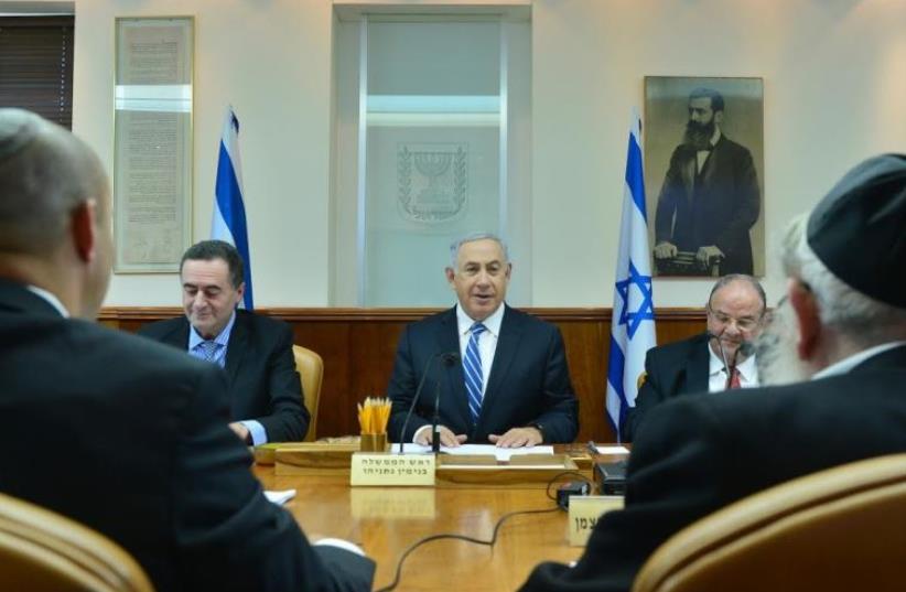 Prime Minister Benjamin Netanyahu at a meeting of cabinet ministers in Jerusalem, May 30, 2016 (photo credit: KOBI GIDON / GPO)