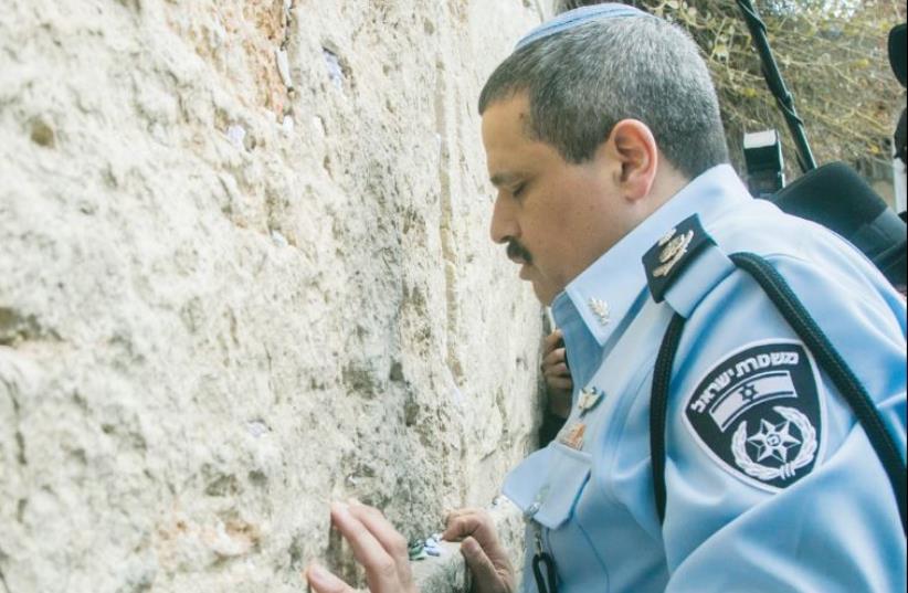 Chief of Police Roni Alsheich visits the Western Wall in December 2015 (photo credit: MARC ISRAEL SELLEM)