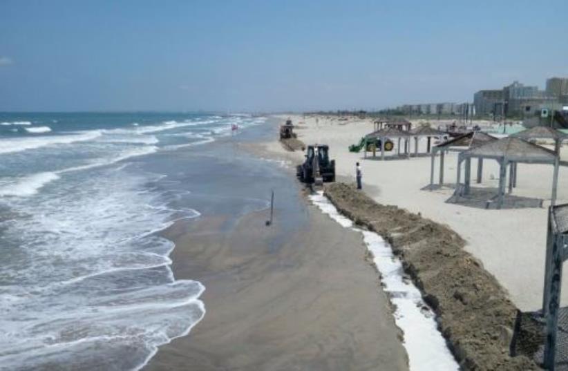 Oil spill in the Haifa Bay, July 5, 2016 (photo credit: ENVIRONMENT PROTECTION MINISTRY)