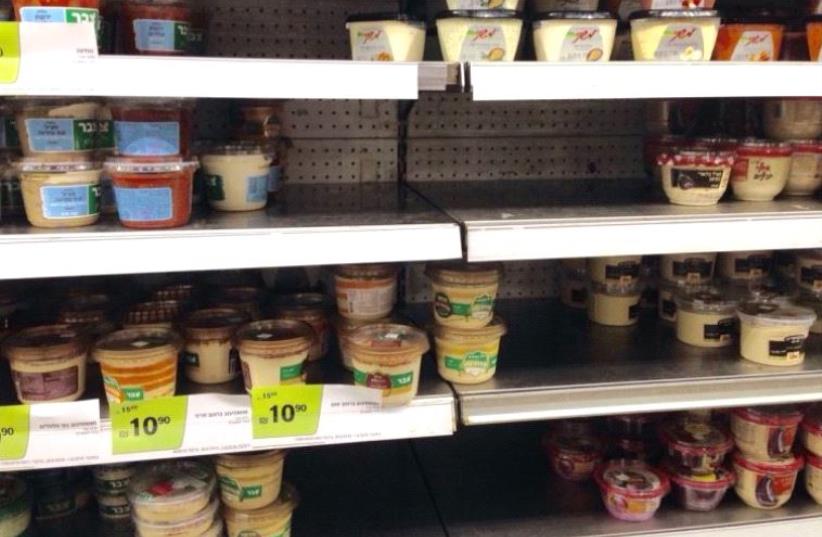 Missing salads in the supermarkets, Thursday, July 11, 2016. (photo credit: AVSHALOM SHOSHANI)