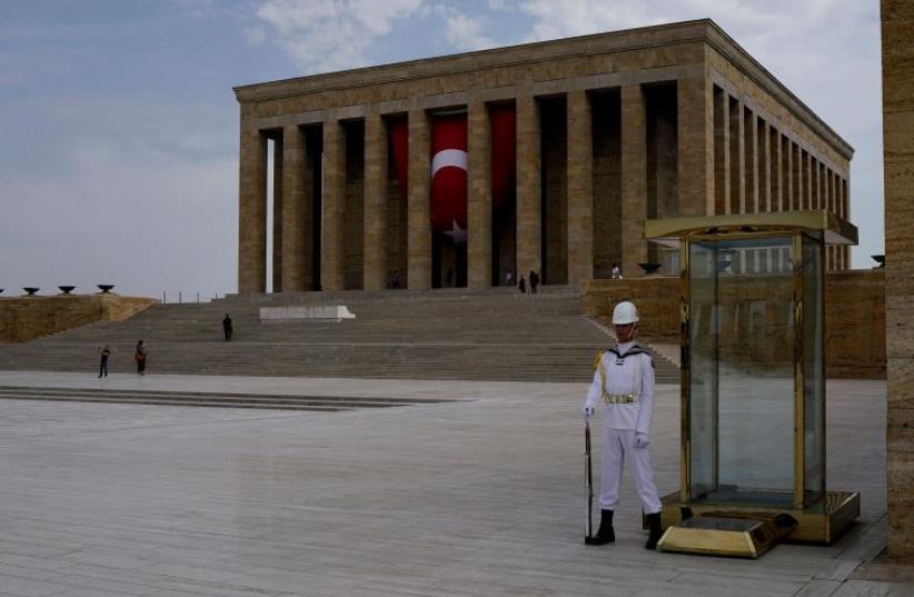 A soldier stands guard at Anitkabir, the mausoleum of modern Turkey's founder Mustafa Kemal Ataturk, in Ankara, Turkey, August 5, 2016. (photo credit: REUTERS)