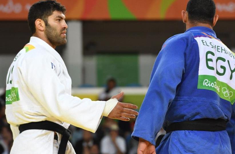 Egyptian judoka Islam el Shehaby refusing to shake hands with Israeli judoka Or Sasson  (photo credit: TOSHIFUMI KITAMURA / AFP)