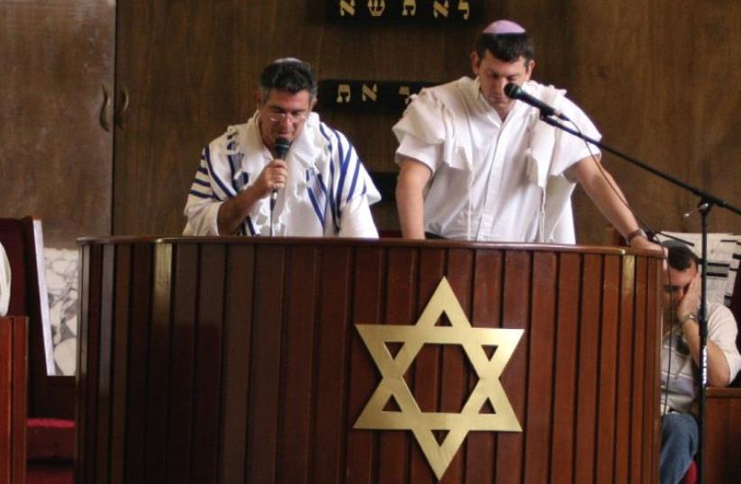 Men pray in the Ashkenazi Templo Beth Shalom in Havana (photo credit: AFP PHOTO)