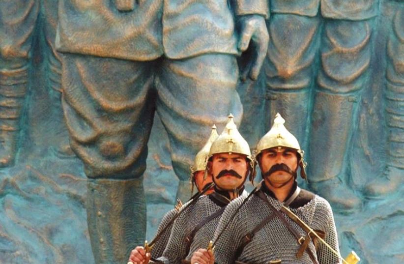 TURKISH TROOPS pose at a World War I memorial near Istanbul. (photo credit: REUTERS)