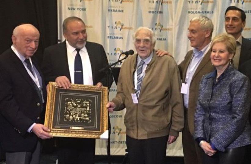 Board chairman of the Claims Conference Julius Berman, Avigdor Lieberman, Baruch Shuv that was presented a honorary Limmud FSU award,Yossi Shuv, Limmud FSU co-founder Sandra F. Cahn ,Matthew Bronfman,Dr. Joel Rappel and Limmud FSU founder Chaim Chesler (photo credit: COURTESY LIMMUD FSU)