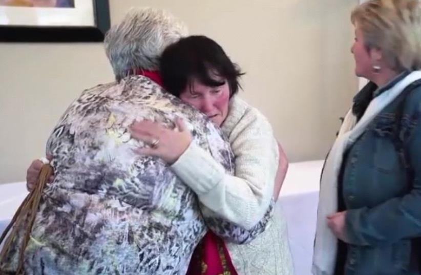 Helen Chisholm meeting her half sisters for the first time on Christmas. (photo credit: COURTESY OF MYHERITAGE.COM)