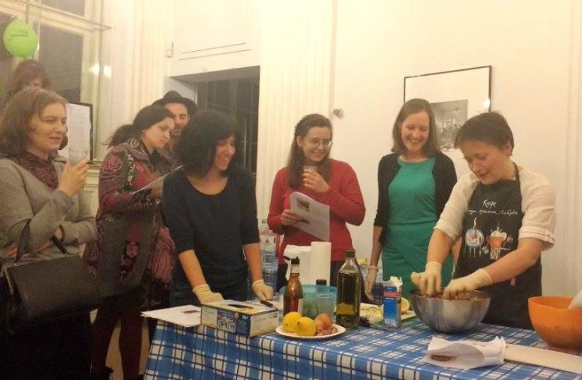 A vegan cooking class at the Nosh Berlin food festival in Germany (photo credit: DEKEL PERETZ/FRANKELUFER SYNAGOGUE)