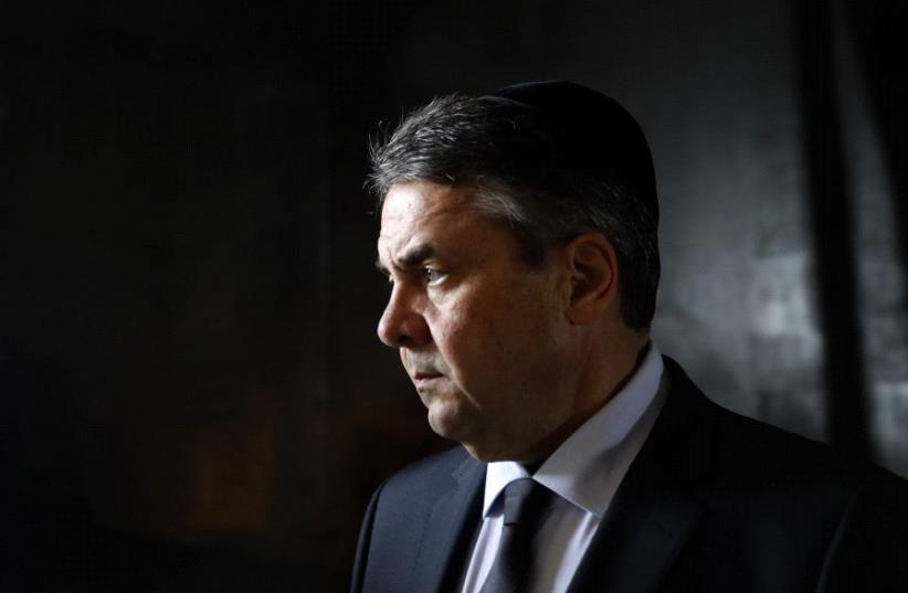 German Foreign Minister Sigmar Gabriel visits the Hall of Remembrance at Yad Vashem on April 24, 2017 (photo credit: AFP PHOTO / GALI TIBBON)