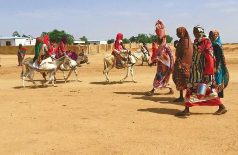 WOMEN WALK to the market in Abu Shock IDPs camp in Al Fashir, capital of North Darfur, Sudan, last year. (photo credit: REUTERS)