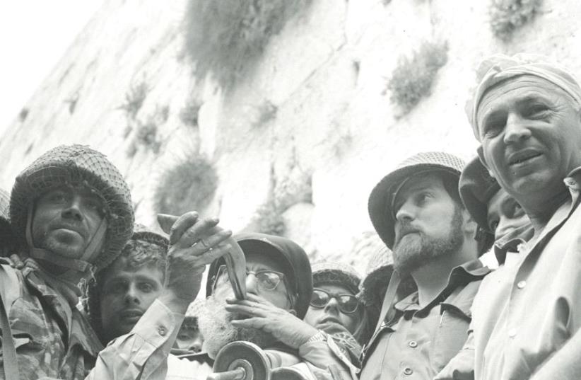 Surrounding by IDF soldiers, army chief chaplain Rabbi Shlomo Goren blows a shofar in front of the Western Wall (photo credit: DAVID RUBINGER,GPO)