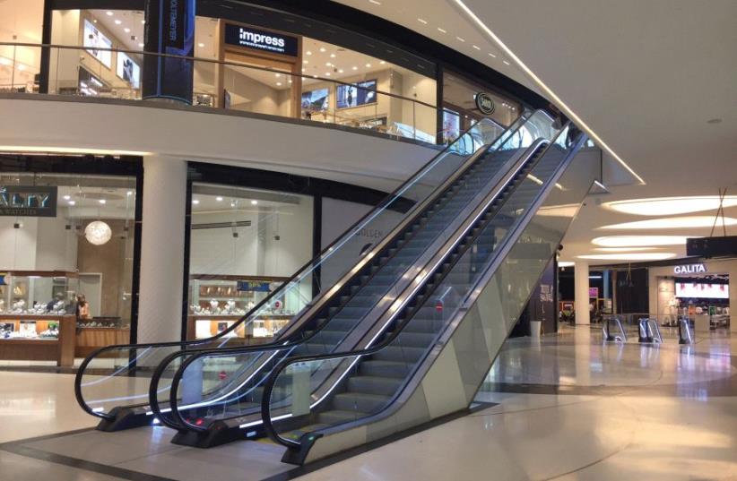 TLV Fashion Mall (photo credit: JULIE STEIGERWALD)