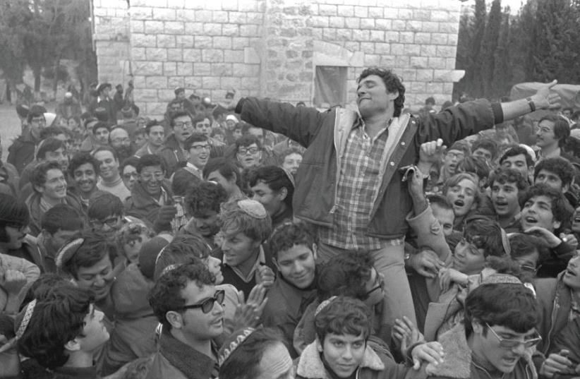 Activists celebrate the 1975 agreement allowing settlement near Sebastia (photo credit: MOSHE MILNER / GPO)