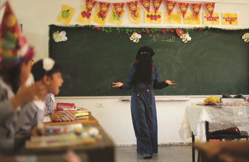 Professeur des écoles voilée, dans une école de l’UNRWA (photo credit: REUTERS)