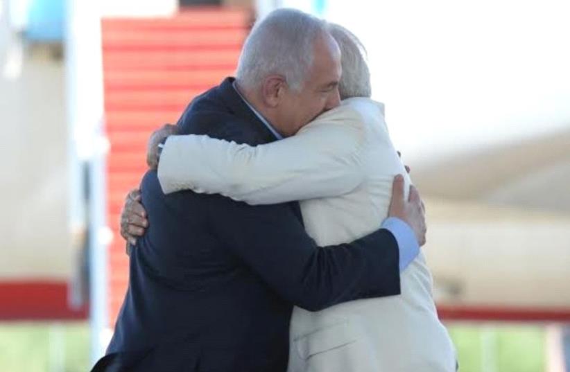 Prime Minister Benjamin Netanyahu greets Indian Prime Minister Narendra Modi upon his arrival in Israel, July 4, 2017 (photo credit: HAIM ZACH/GPO)