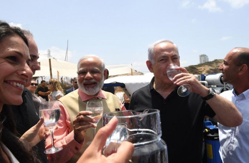 Israeli Prime Minister Benjamin Netanyahu and Indian Prime Minister Narendra Modi tour Dor Beach on the third day of Modi's visit to Israel‏ (photo credit: KOBI GIDEON/GPO)