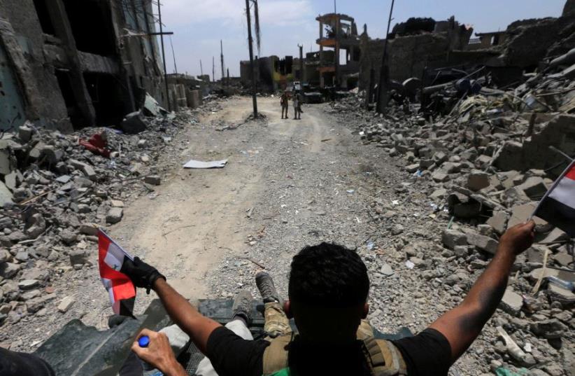 Members of the Emergency Response Division celebrate in the Old City of Mosul, Iraq July 8, 2017.  (photo credit: REUTERS/ALAA AL-MARJANI)