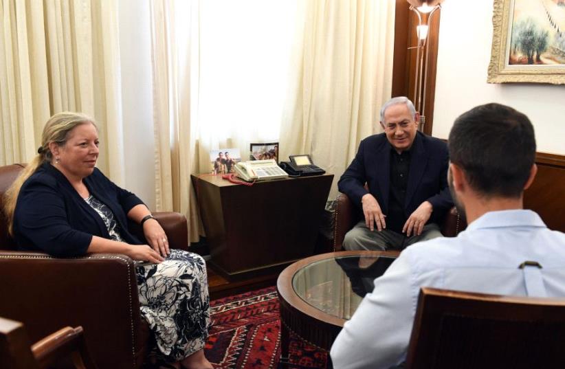 Prime Minister Benjamin Netanyahu meets Israel's Ambassador to Jordan Einat Schlein and wounded security officer Ziv, July 25 2017. (photo credit: GOVERNMENT PRESS OFFICE)