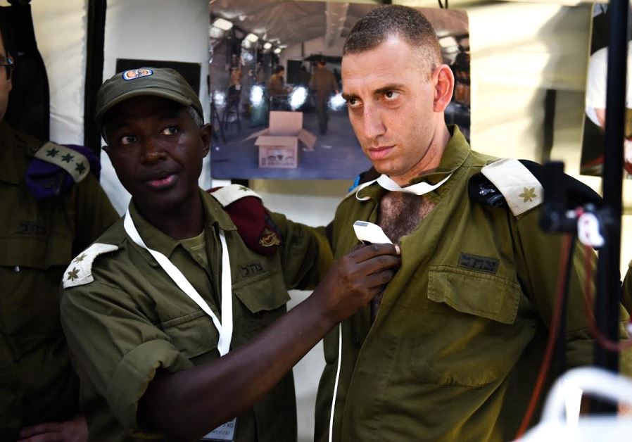  Lt. Col. Avraham Yitzhak demonstrates new medical technology (credit:  IDF SPOKESPERSON'S UNIT)