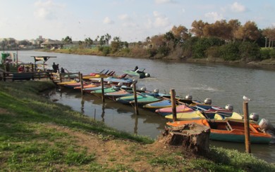 Boats moored in the Hayarkon (TouristIsrael.com)