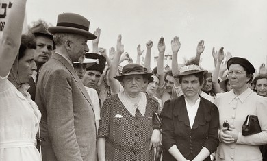 Rabbanit Sarah Herzog, in dark suit, between Rahel Yanait Ben-Zvi (r) and Ita Yellin. (Library of Congress, 1939)