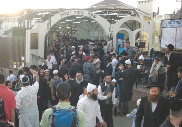 Entrance to the tomb, crowded with Jewish visitors in September 2005 (photo credit: WIKIMEDIA)