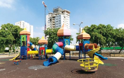 Playground in Kiryat Gat with little shade. (credit: BENNY GAM ZU LETOVA)