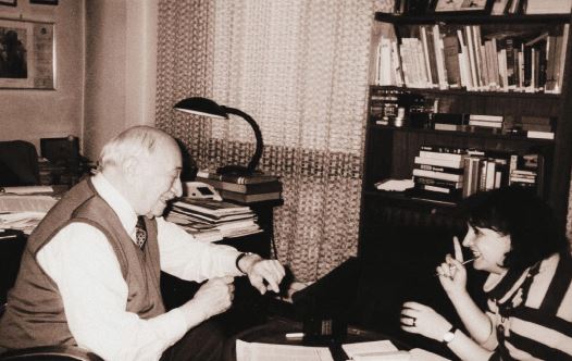 LEGENDARY NAZI hunter Simon Wiesenthal (left) in conversation with filmmaker Inna Rogatchi from the documentary ‘The Lessons of Survival.’ (credit: Courtesy)