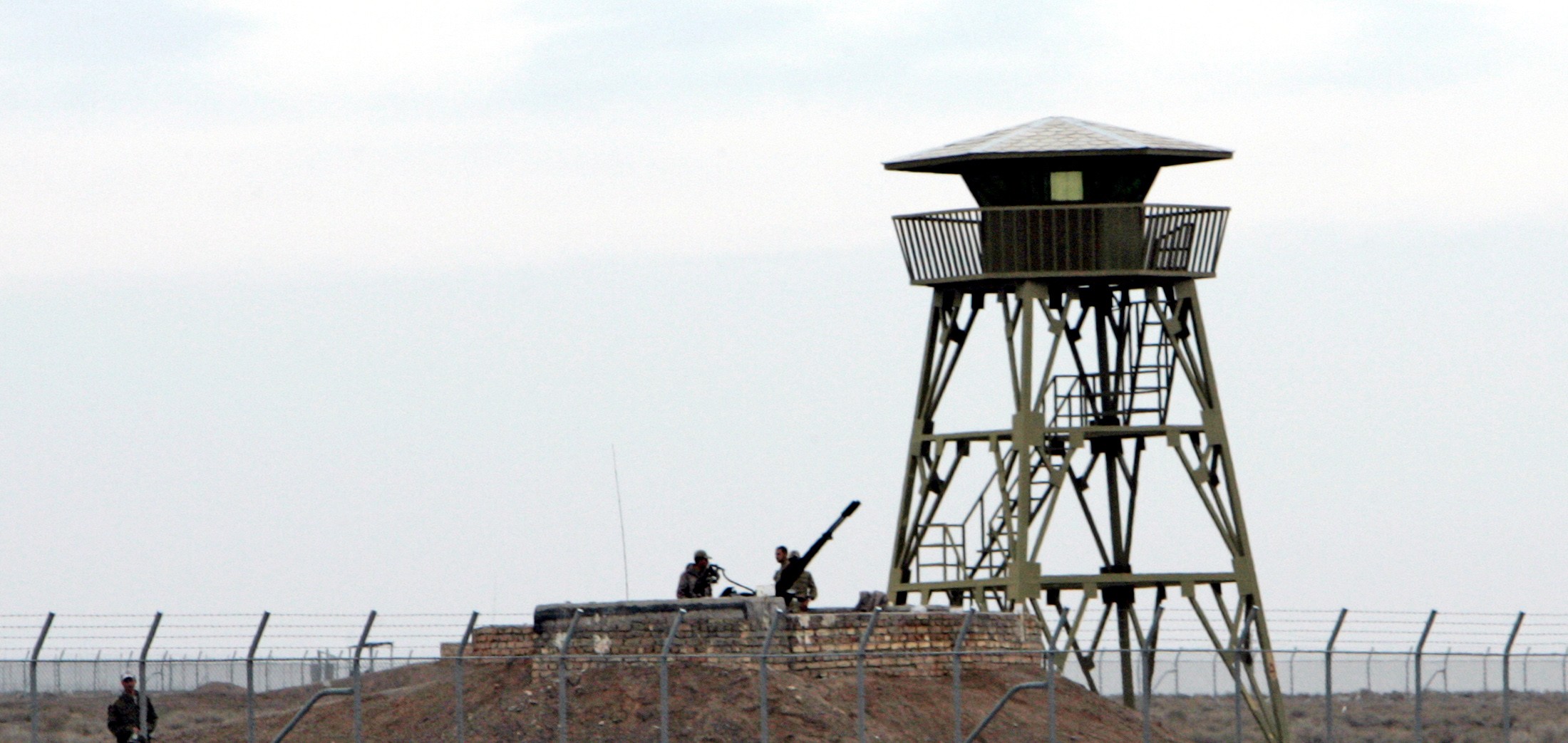 ranian soldiers stand guard on an anti-aircraft machine gun inside the Natanz uranium enrichment facility, 322km (200 miles) south of Iran's capital Tehran March 9, 2006.  (credit: REUTERS)