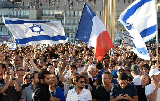 People hold Israeli and French flags as they take part in a demonstration supporting Israel on July 27, 2014 in Marseille, southeastern France (credit: BORIS HORVAT / AFP)