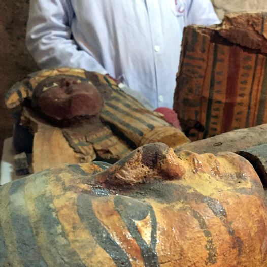 An Egyptian archaeologist documents the content of the tomb of Userhat, a judge from the New Kingdom at the Dra Abu-el Naga necropolis near the Nile city of Luxor, south of Cairo. (credit: REUTERS)