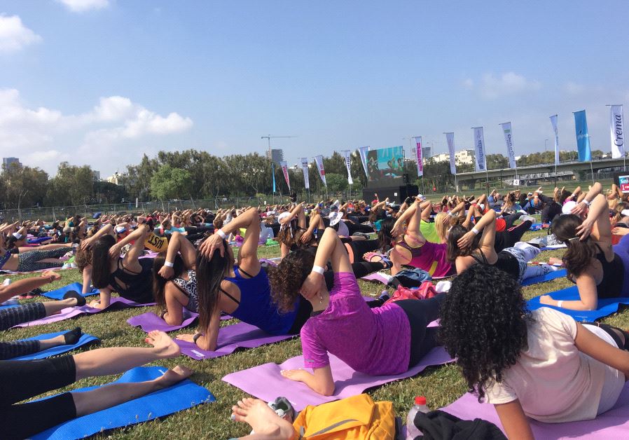 Israeli fitness buffs gather in Tel Aviv to hold the biggest Pilates class ever in Israel (credit: Lahav Harkov)