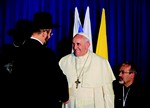 Le pape Francois serre la main du Grand Rabbin ashkenaze d'Israel