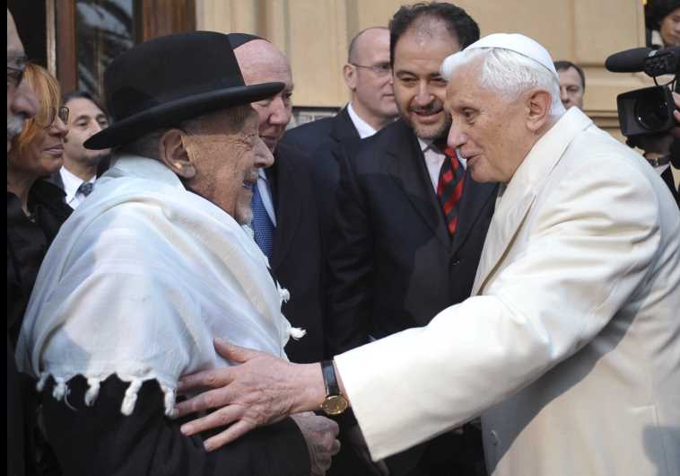 Then-Pope Benedict XVI (R) shakes hands with former chief rabbi Elio Toaff at Rome's main synagogue January 17, 2010. 